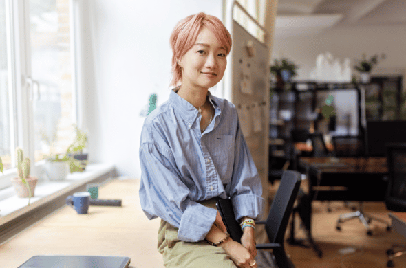 woman-sitting-office